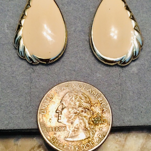 Vintage Enamel Tear-drop clip-on costume Earrings. - Picture 2 of 5